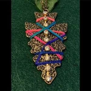 🆕 ARROW HEAD SHAPE NECKLACE IN DISTRESSED ANTIQUE GOLD TONE WITH ANTI GLD CHAIN